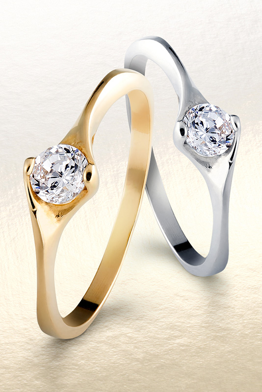 zdjęcia reklamowe biżuterii pierścionki z brylantem
